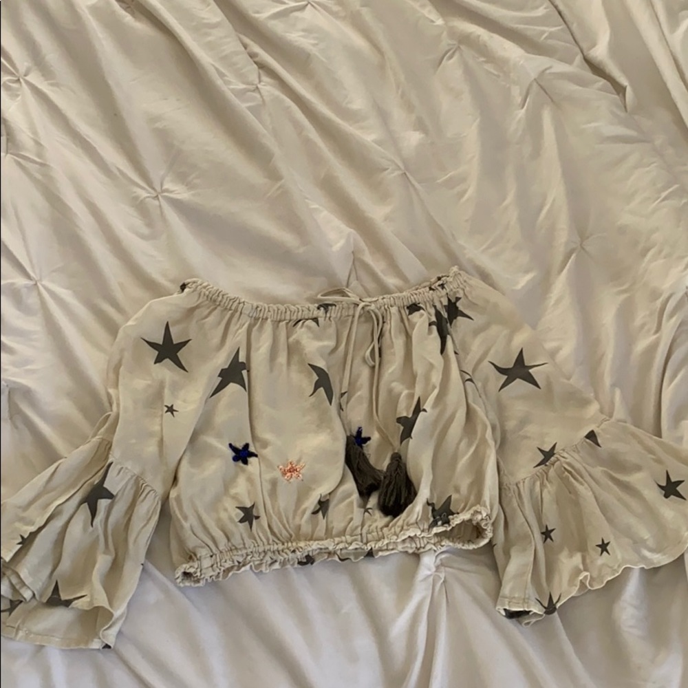 Cropped star print off the shoulder top!